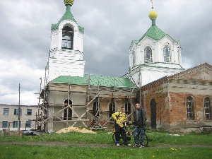 У церкви в Нижней Катуховке