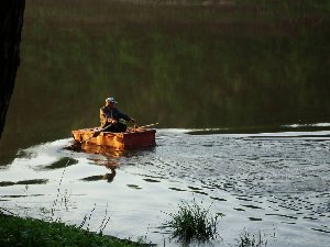 Дедок в оригинальной лодке аля &quot;спичечный коробок&quot;