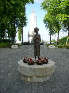 Мемориал жертвам голодомора недалеко от Лавры (еще в процессе строительства)